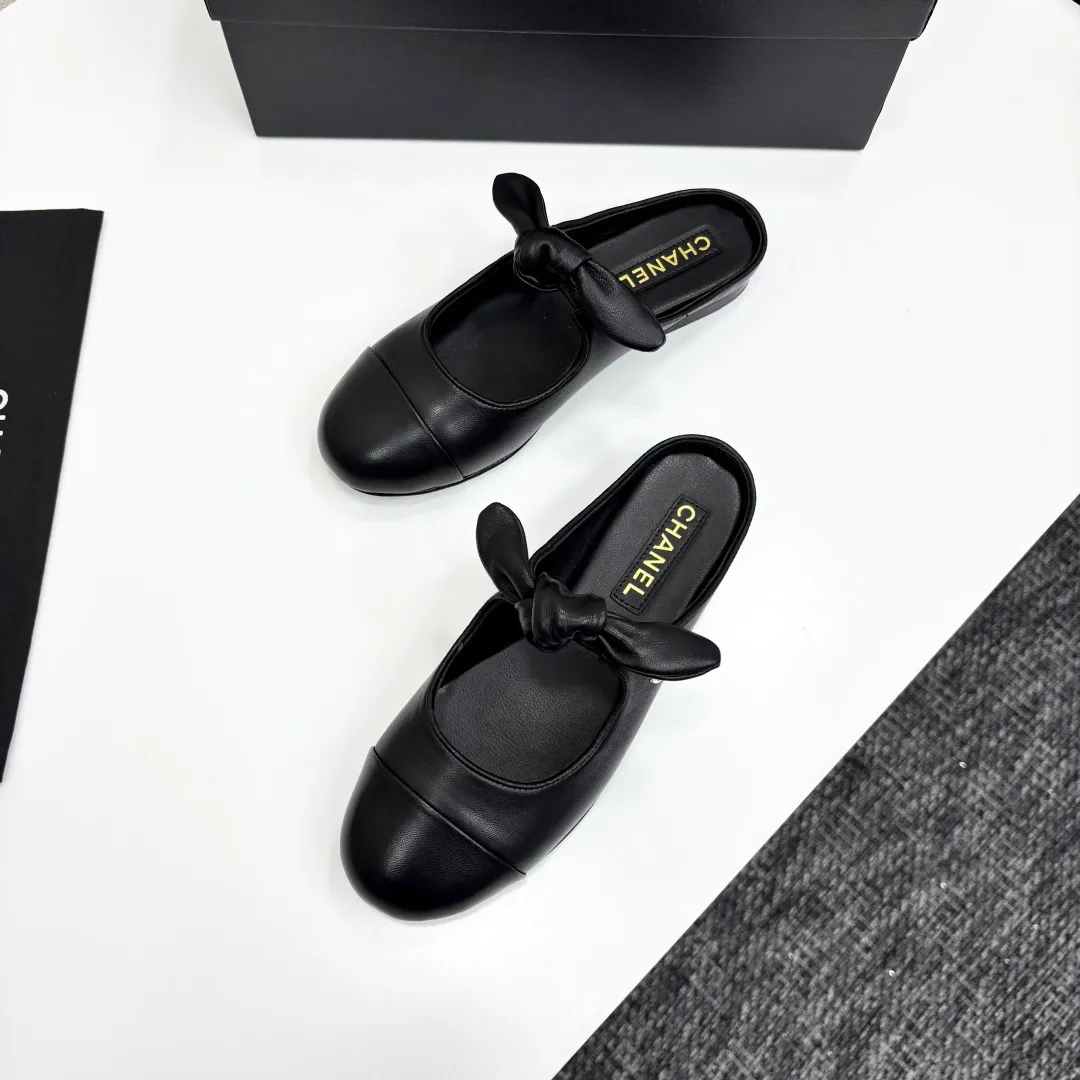 👟👟Ex-factory price 480👟👟 Chanel 25C Early Spring Mary Jane Shoes Series This season’s shoes are all great! The pure black Mary Jane is very comfortable on the feet and the upper leather is also very soft, so you don’t have to worry about rubbing your feet. The bunny ears are also very cute, and the black and white color matching and black fabric cover are very nice. Upper cowhide, inner sheepskin, genuine leather outsole Size: 35-39 40/41 Customized, non-refundable and non-exchangeable